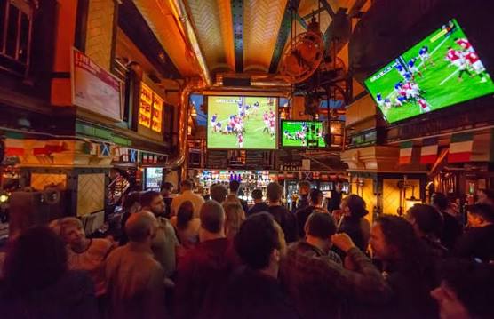 Pub Sportif Local Avec Service Au Volant 1