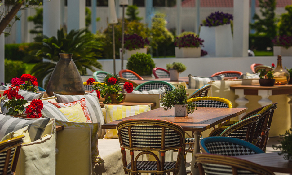 Restaurant Magnifiquement Aménagé Avec Terrasse À Vendre 1