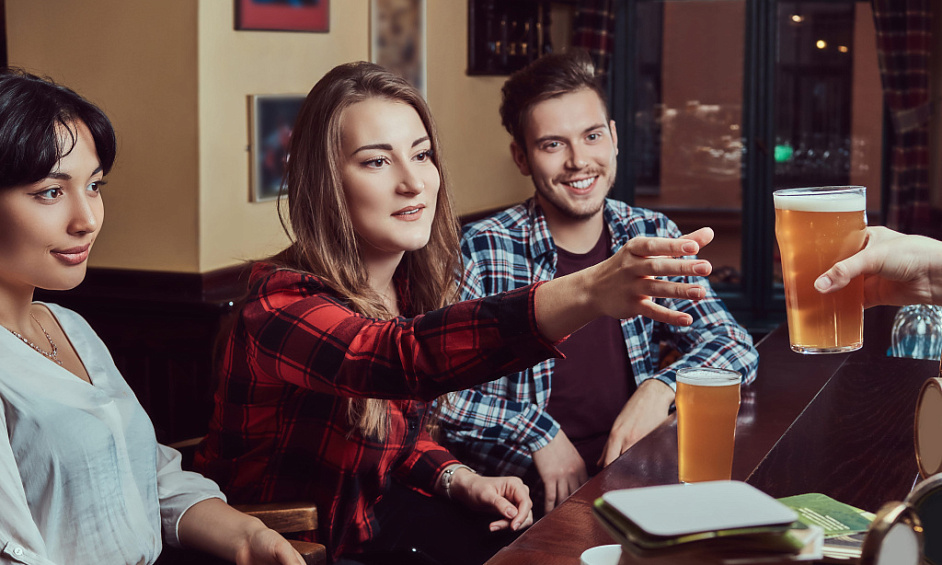Bar Universitaire Dans Une Zone Densément Peuplée De Boston À Vendre 1