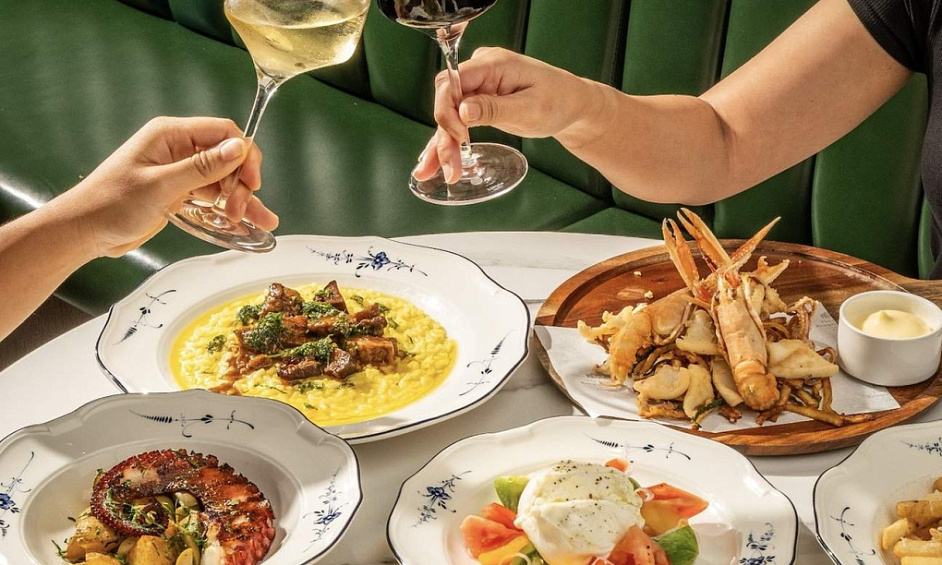 Restaurant clé en main entièrement équipé à vendre! Grande hotte & chambre froide! 1