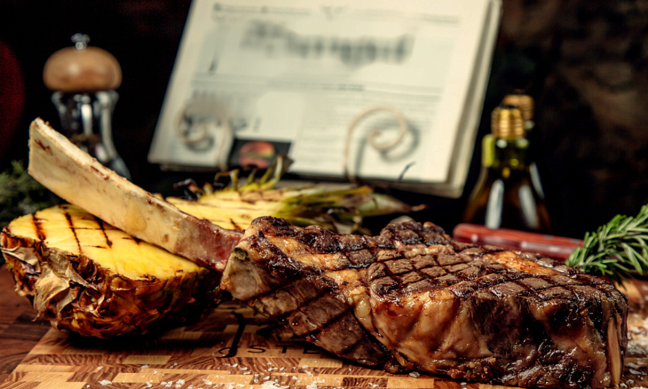 Restaurant BBQ & Bar établi ~$2M de chiffre d'affaires, propriétaire absent, à vendre 1
